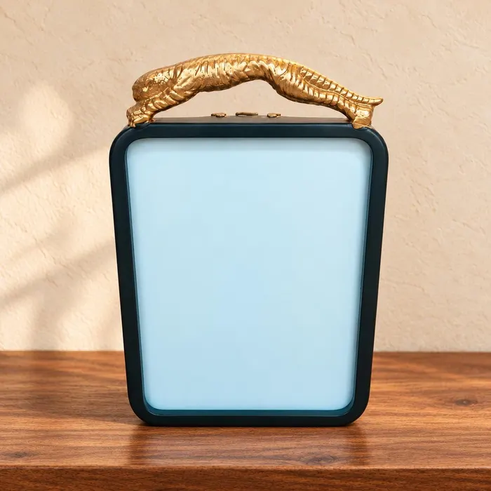Moldura com Jaguar Dourado